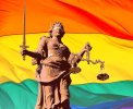 Justitia vor Regenbogenflagge